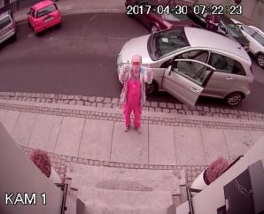 [VIDEO] Dlaczego prokuratura w Toruniu nie kończy dramatu atakowanej kamieniami i smołą biznesmenki? Ofiara ataków sama wskazuje lokal, z którego napastnik pobierał słoiki ze smołą! 