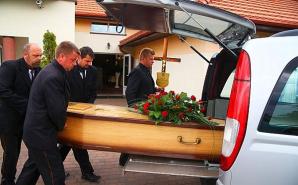 [VIDEO] Czy MSZ i Prokuratura uwzięły się na polską wdowę? Dlaczego od ponad 3 lat nie chcą pomóc Agnieszce Marcinkowskiej w odpowiedzi na koszmarne pytanie, czy to jej mąż został przywieziony ze Szwecji i leży w grobie?