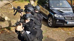 [VIDEO] Krzysztof Rutkowski prezentuje wizerunek płatnego strzelca, który w sobotę zaatakował w Łomży. Dziś na konferencji prasowej oficjalnie wyznaczył nagrodę 10 tysięcy euro za pomoc w schwytaniu egzekutora!