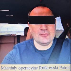 [VIDEO] Krzysztof Rutkowski prezentuje wizerunek płatnego strzelca, który w sobotę zaatakował w Łomży. Dziś na konferencji prasowej oficjalnie wyznaczył nagrodę 10 tysięcy euro za pomoc w schwytaniu egzekutora!