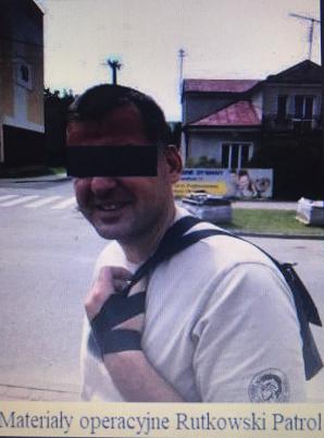 [VIDEO] Krzysztof Rutkowski prezentuje wizerunek płatnego strzelca, który w sobotę zaatakował w Łomży. Dziś na konferencji prasowej oficjalnie wyznaczył nagrodę 10 tysięcy euro za pomoc w schwytaniu egzekutora!