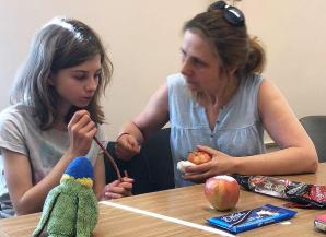 13-latka, która uciekła z Londynu od ojca-milionera do ukochanej Mamy, pod opieką polskiej Policji! Obie stawiły się wczoraj na jednym z komisariatów, by dostosować się do polskiego i europejskiego prawa