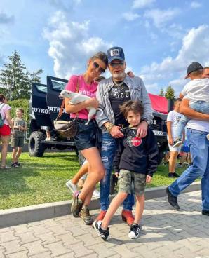 [VIDEO] Maja, Krzysztof i Krzyś. Oraz wozy Rutkowskiego na złocie aut i motocykli we Włoszczowie