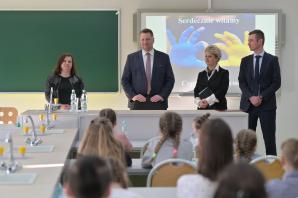 [VIDEO] Dzieci otwierają nową historię relacji polsko-ukraińskich – minister Przemysław Czarnek odwiedził polskich i ukraińskich uczniów Zespołu Szkół w Bojanowie