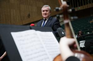 Muzycy z Kijowa z włoskim dyrygentem Luigim Gaggero są już w Polsce. Zagrają w Warszawie, Łodzi, Berlinie, Hamburgu, Dreźnie