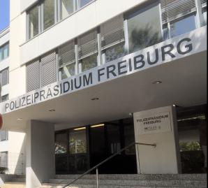 [VIDEO] Polski student Oskar Gwizdała za kratami niemieckiego aresztu we Freiburgu. A jego szef-przestępca nie! Demonstracja z udziałem rodzin innych uwięzionych tam Polaków w piątek o godz. 11:00 przed Ambasadą Niemiec w Warszawie!