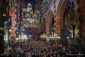 [VIDEO] W Bazylice Mariackiej w Krakowie odbyły się uroczystości pogrzebowe Damy Orderu Orła Białego śp. prof. Wandy Półtawskiej. W mszy świętej wzięli udział Prezydent Andrzej Duda wraz z Małżonką Agatą Kornhauser–Dudą