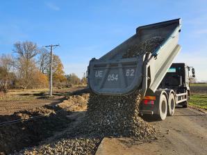 [VIDEO] Saperzy z Niska odbudowują drogę w powiecie nyskim