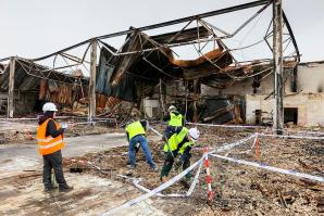 [VIDEO] Policjanci i prokuratorzy zakończyli oględziny pogorzeliska Centrum Handlowego Marywilska 44