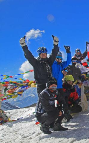 Rowerami po Himalajach. Polacy zdobyli przełęcz Thorong La