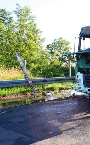 Przypadkowi kierowcy wyciągnęli mężczyznę z płonącej ciężarówki!