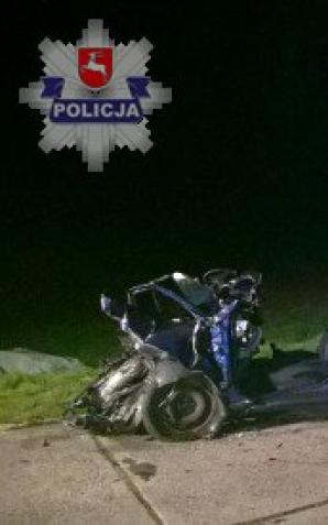 Wbił się w tył ciężarówki. Dwie osoby zginęły!
