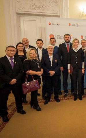 Medaliści i ich trenerzy z nagrodami m.st. Warszawy