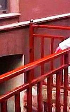 [VIDEO] Dlaczego prokuratura w Toruniu nie kończy dramatu atakowanej kamieniami i smołą biznesmenki? Ofiara ataków sama wskazuje lokal, z którego napastnik pobierał słoiki ze smołą! 