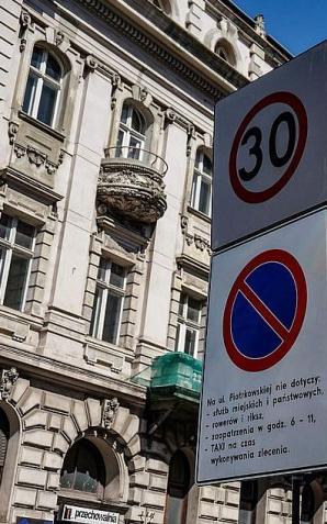 Zakaz parkowania na ul. 6 Sierpnia. Zaczęła obowiązywać nowa organizacja ruchu