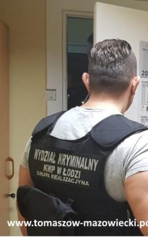 Fałszywi policjanci grozili bronią i okradli Wietnamczyków. Już zostali zatrzymani