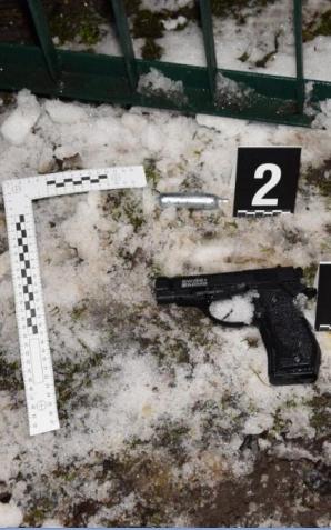 Policjanci zatrzymali dwóch 18-latków, którzy wczoraj strzelali do tramwajów w Krakowie