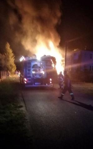 Uratowali staruszkę z płonącego domu