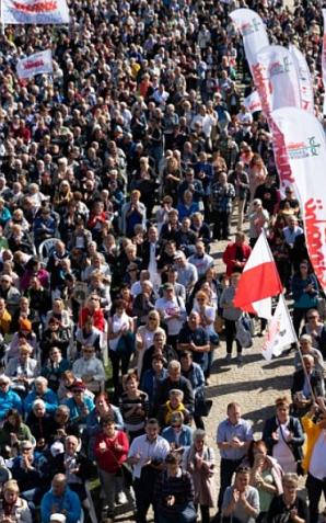 [VIDEO] Premier: Ludzie pracy - niesiecie nadzieję i wolność już od wielu lat