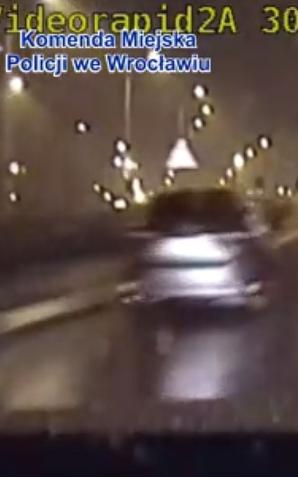 [VIDEO] Wybiegł na jezdnię i wzywał pomocy. Zauważyli to policjanci drogówki