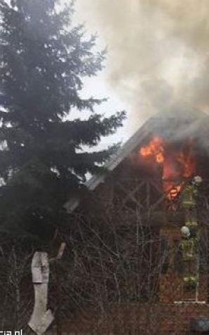 Policjant z Piaseczna uratował starszego mężczyznę z płonącego domu