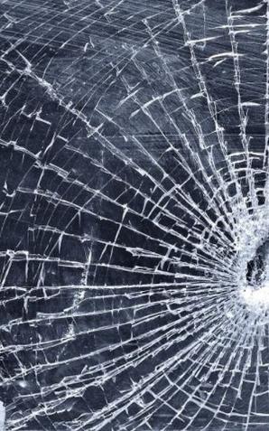 Wybił szybę w witrynie sklepowej i zniszczył kilka donic z kwiatami – został zatrzymany przez policjantów