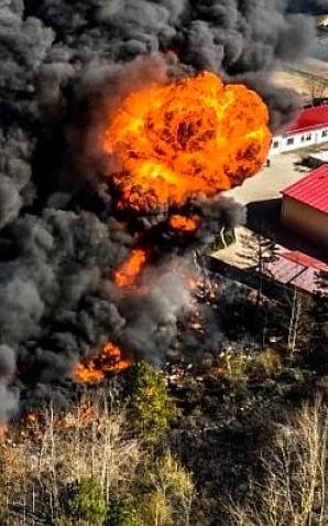[VIDEO] Wybuchy, pożar i potężne straty. Pożar składowiska chemikaliów w Nowinach koło Kielc
