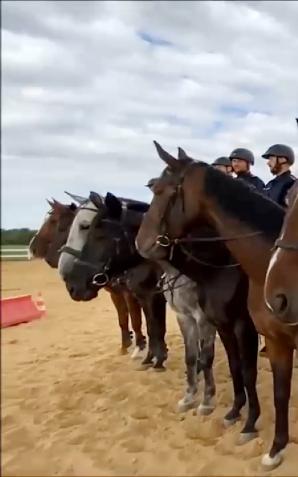 [VIDEO] Dla chorego Maciusia skakali na koniach służbowych