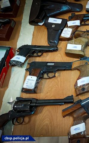 [VIDEO] Potężne uderzenie CBŚP wymierzone w rynek nielegalnego handlu bronią