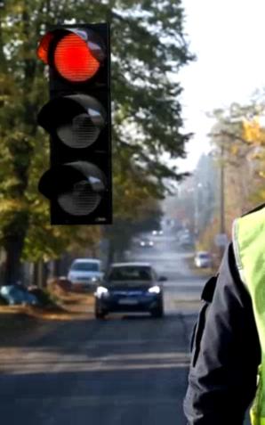 [VIDEO] Wiesz jak się zachować, gdy policjant kieruje ruchem? - film