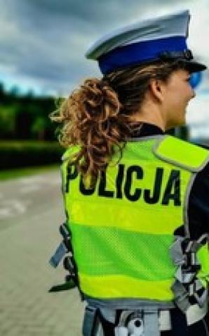 Zostawiła dziecko w aucie i poszła na zakupy. Pomogła policjantka na wolnym