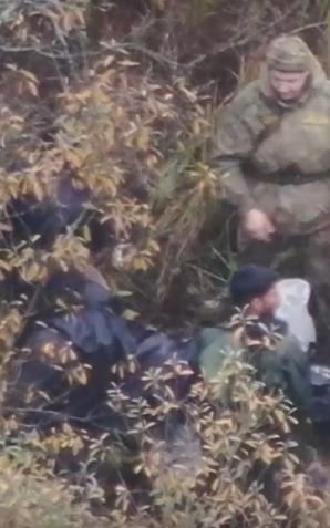 [Video] Krótka odprawa przed akcją i do szturmu. Na filmie służby białoruskie szkolą na migi imigrantów na granicy