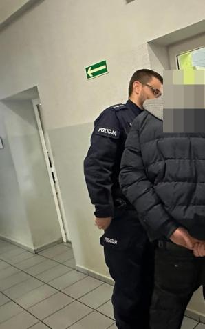 Jak w filmie. Skoczył na maskę samochodu i zatrzymał pojazd. Potem machał do policjantów