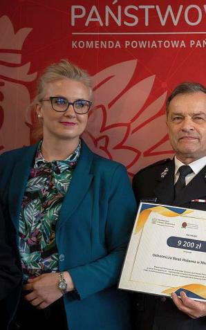 Prawie 2,4 mln zł dla wielkopolskich straży pożarnych. Minister Marlena Maląg wręczyła promesy na dofinansowanie do zakupu sprzętu i wyposażenia