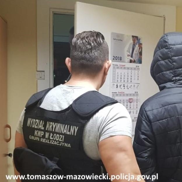 Fałszywi policjanci grozili bronią i okradli Wietnamczyków. Już zostali zatrzymani