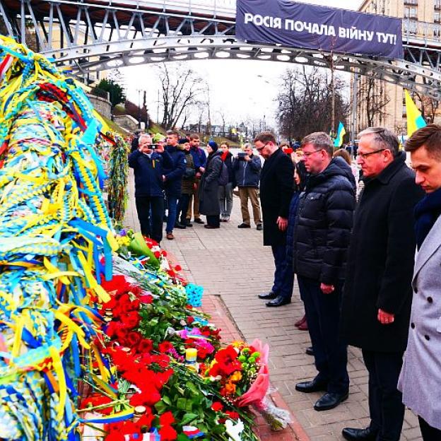 [VIDEO] Dyplomaci z Polski i Bukaresztańskiej Dziewiątki upamiętnili Niebiańską Sotnię w szóstą rocznicę brutalnej rozprawy na ul. Instytuckiej w Kijowie
