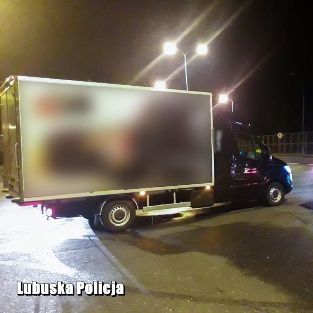 [VIDEO] Lubuscy policjanci eskortowali busa ze szczepionkami przeciw COVID-19