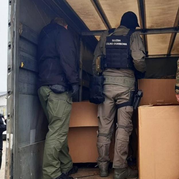 Nielegalny towar wart blisko 1,2 mln zł na prywatnych posesjach