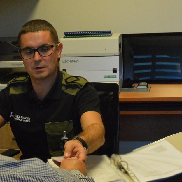 Leciał do Wielkiej Brytanii, z lotniska poleciał do aresztu