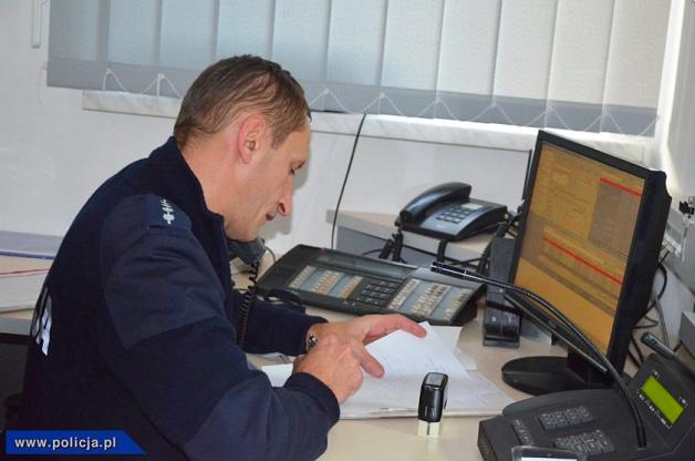 Oficer dyżurny Mieczysław Frydel przez telefon pomógł uratować życie 3-tygodniowemu dziecku!