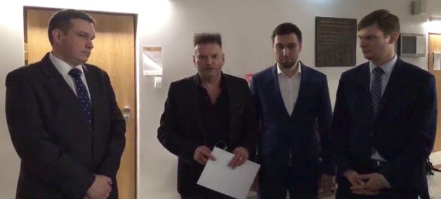 [VIDEO] Proces o śmierć Ewy Tylman: Policjanci utrzymują, że Adam Z. się przyznał. Oskarżony podczas eksperymentu procesowego wskazał jak spychał Ewę do wody. Sprawę komentuje Krzysztof Rutkowski