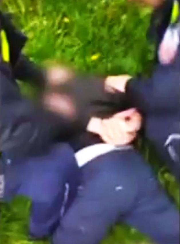 [VIDEO] Nieodpowiedzialni rodzice przebiegli z dziećmi przez dwujezdniową drogę krajową. Gdy policjanci zwrócili im uwagę, zostali pomówieni o agresję