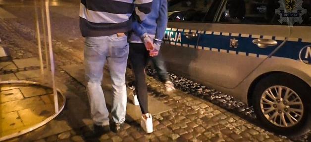 [VIDEO] Policyjne uderzenie w klub GO-GO w Gdańsku! Zatrzymane 22 kobiety, które dosypywały narkotyki do drinków i wyłudzały dziesiątki tysięcy złotych od klientów!
