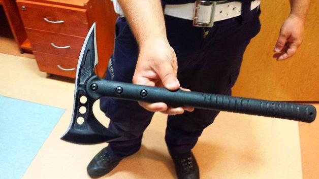 Grożąc toporkiem, chciał zmusić świadków, by odwołali przyjazd policji