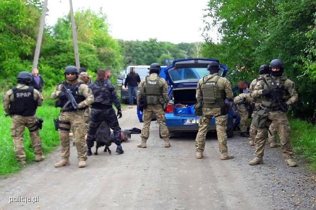 Grupa przestępcza obracająca lewym tytoniem i narkotykami rozbita