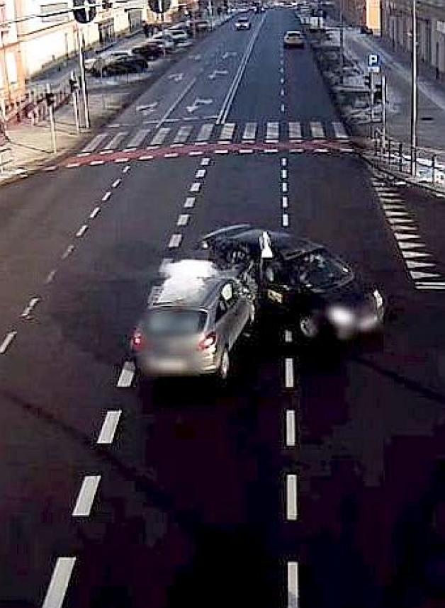 [VIDEO] Jak doszło do wypadku w centrum Zielonej Góry, w niedzielę przy pięknej pogodzie? Kto zawinił?