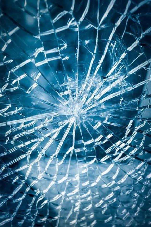 Policjanci zatrzymali mężczyznę, który wybijał młotkiem szyby w zaparkowanych samochodach