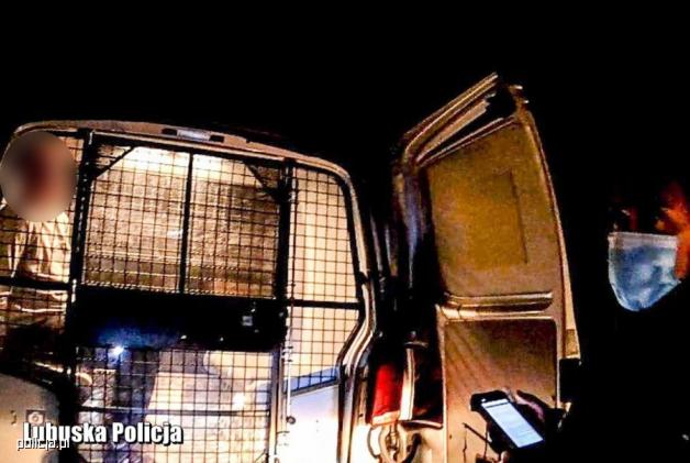 [VIDEO] Skuteczny pościg policjantów za poszukiwanym trzema listami gończymi nagrała kamera nasobna