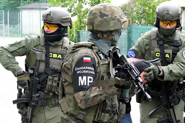 Łapówki za skierowania na misje zagraniczne do Kosowa. 8 osób zatrzymanych