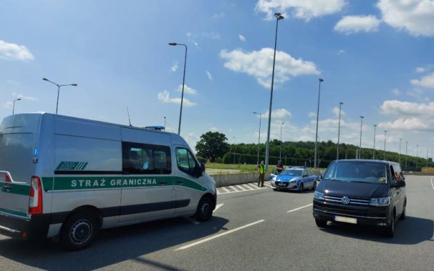 Pijany kierowca na autostradzie A1 z włoskimi tablicami rejestracyjnymi